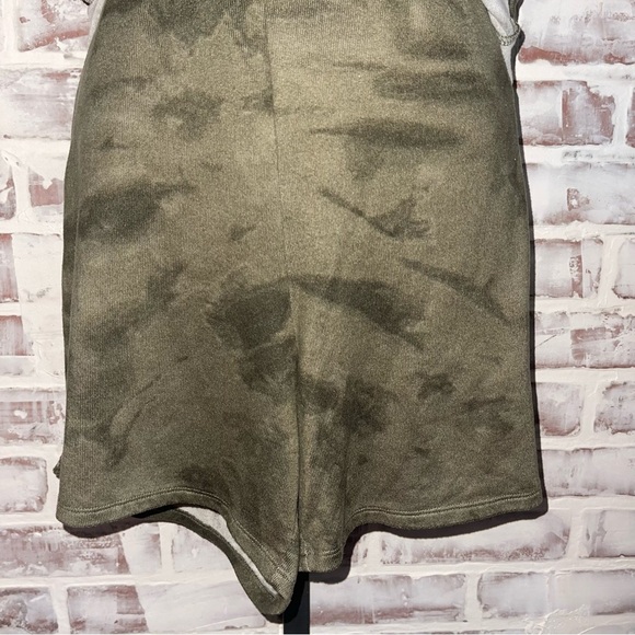 Gilly Hicks Green Short Sleeve Tee Casual Shirt and matching shorts - Picture 5 of 7